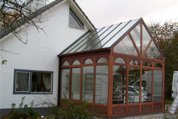 Houten serre met puntdak